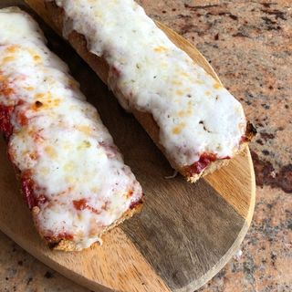 Panini de rulo de cabra y cebolla caramelizada