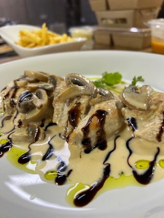 Куриная грудка в сливочном соусе с шампиньонами (240 гр.)