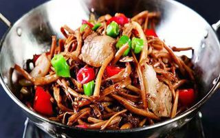 Pentola di funghi secchi con salsa piccante干锅茶树菇