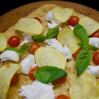 Focaccia fritta con Burrata, pomodorini freschi e chips