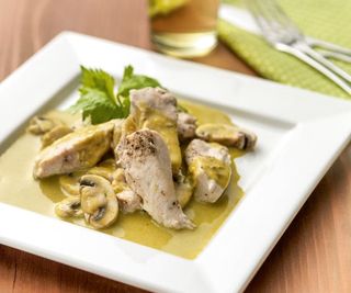 Piept de pui tras in unt cu sos de piper verde si garnitura