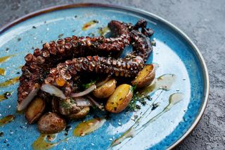 Polpo croccante su letto di patate