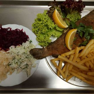 Pstrąg smażony podany z frytkami I surówką