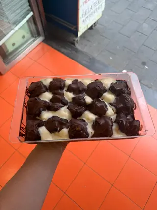 Profiterole al cioccolato e cioccolato bianco