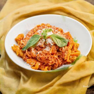 TAGLIATELLE AL RAGÚ BOLOGNESE