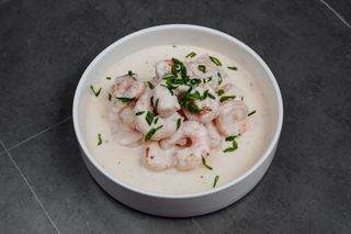 Creveți în sos alb