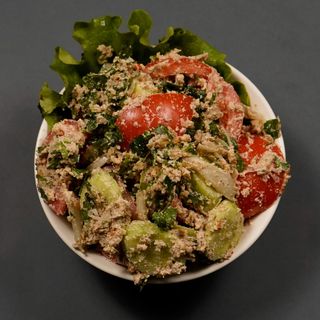 კიტრი / პომიდვრის სალათა ნიგვზით