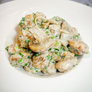 Жареные пельмени с грибами