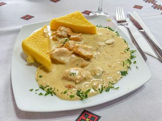 Pui cu sos hribi si mamaliga
