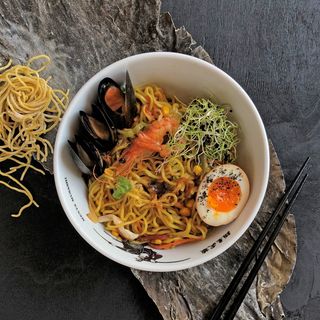 Локшина з морепродуктами (450г)