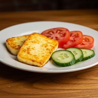 Кашкавал на плоча с розови домати и краставички 200 гр.