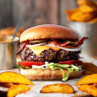 Meniu Bacon Burger + Cartofi Prajiti (480g)