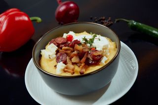 Mămăligă cu brânză, smântână și jumări