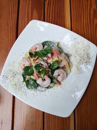 Tagliatelle z krewetkami i szpinakiem