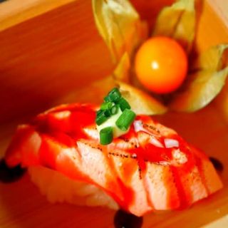 152. Nigiri Salmón Flameado (4 pzs.)