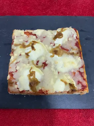Pizza De Queso De Cabra Y Cebolla Caramelizada (Porción)