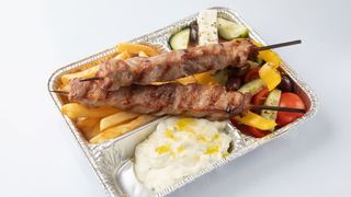Piatto souvlaki di maiale