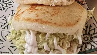 Arepa Venezolana Reina Pepiada