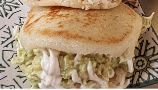 Arepa Venezolana Reina Pepiada