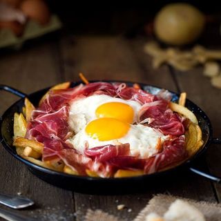Huevos Estrellados Con Patatas Fritas Y Jamón