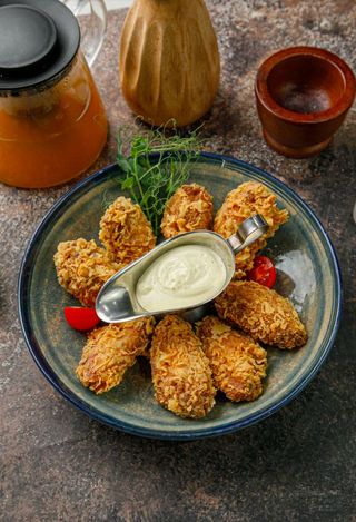 Хрустящие фирменные куриные крылышки с соусом тартар (360г)