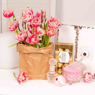 Surpriza pentru mama cu lalele si praline de ciocolata