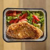 Сусамено рибно филе с гарнитура-свежа салата