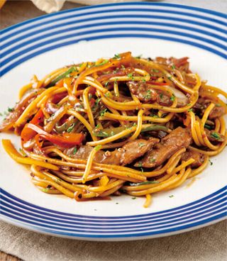 1003 Prženi rezanci sa govedinom 550g/牛肉炒面