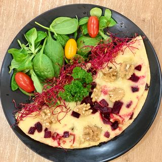 Omlet z gorgonzolą, burakiem i orzechami