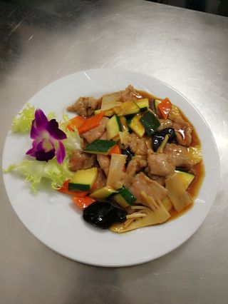 93 Manzo saltato con verdure miste什锦牛肉