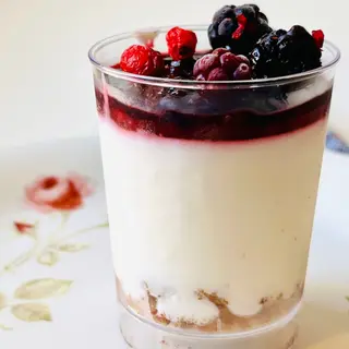 Cheesecake ai frutti di bosco e crumble BICCHIERINO