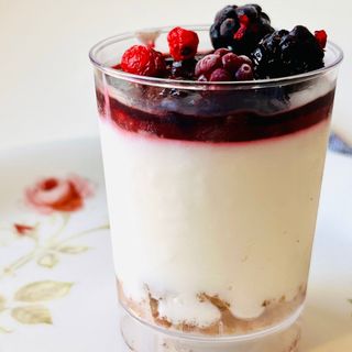 Cheesecake ai frutti di bosco e crumble BICCHIERINO