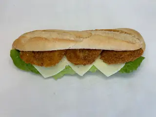 Sandwich Cesar, Pollo Empanado Lechuga Queso Y Salsa Cesar