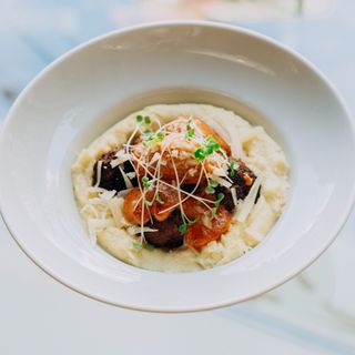 ხორცის ბურთები (საქონლის) პამიდორის სოუსით და კარტოფილის პიურეთი