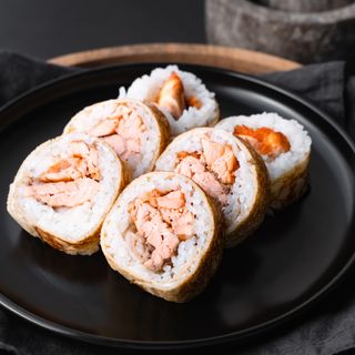 Tamago Łosoś pieczony serek, owoce lychee, sos mango