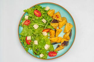 Теплый салат с баклажаном и страчателлой