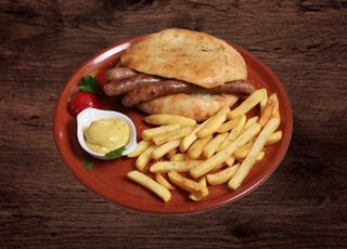 Domaća kobasica punjena sirom blaga