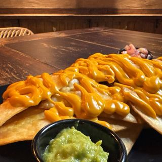 Nachos con guacamole y chedar