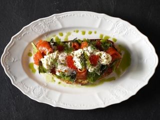 Тост з лососем та ікрою (300g)