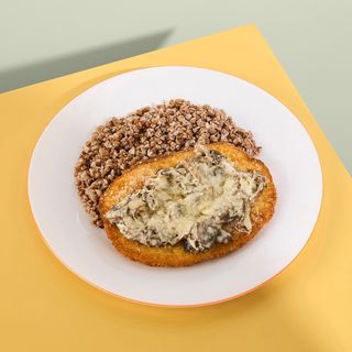 Курячий шніцель з грибами та трюфельним соусом під гречкою