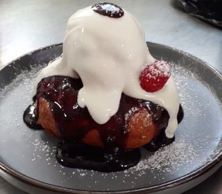 Papanasi cu dulceata de afine si smantana