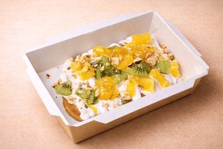 Grčki jogurt, med i voće