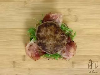 Crostone con hamburger, prosciutto cotto e provola