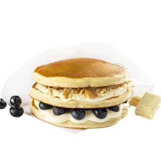Trio Pancakes cu Ciocolată albă, afine fruct proaspăt si biscuiti