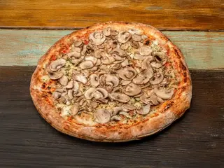 Pizza con pomodoro, mozzariso, wega wurstel, cipolla e olive