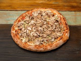 Pizza con pomodoro, mozzariso, wega wurstel, cipolla e olive