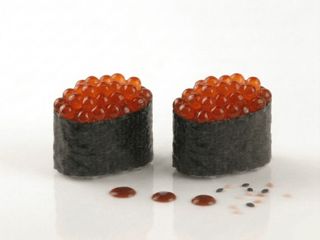 Gunkan z ikra pstraga 2 szt (100g)