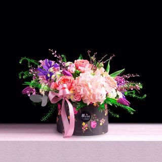 Aranjament floral in cutie neagra cu roz