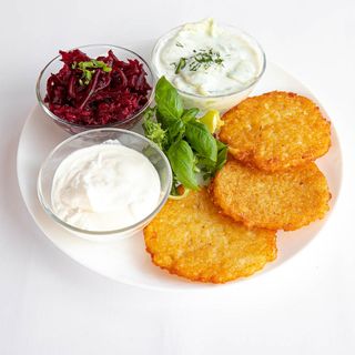 Placki ziemniaczane ze śmietaną i surówkami