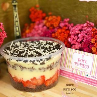 Cake chocolate branco com morangos